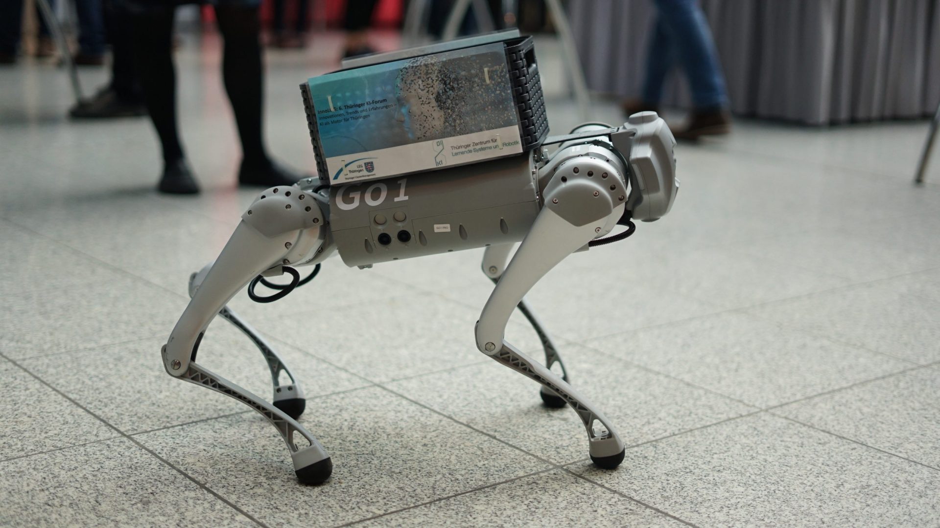 Ein Bild des 6. KI-Forums des TZLR. Mitglieder des TZLRs und weitere Teilnehmer.